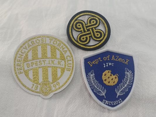 Gepersonaliseerd uitstekend logo ontwerp volledig geborduurd op stof patches voor kleding