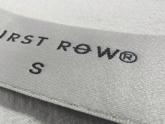 Aangepaste Wasbare Geweven Stoffen Labels Nek Naai Tags Lasergesneden Rand Zachte Patches Voor Tassen Kleding