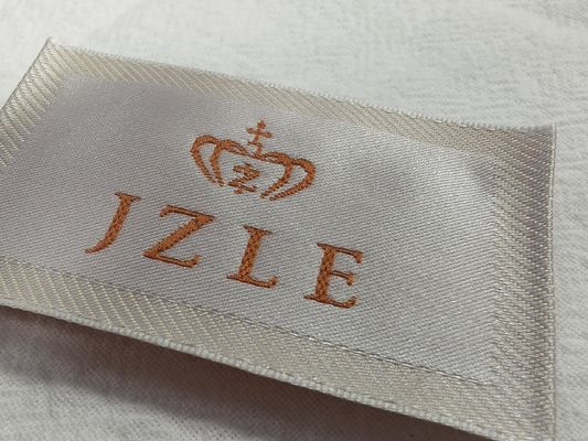 Aangepaste geborduurde patches nek hoge dichtheid geweven luxe labels voor schoenen