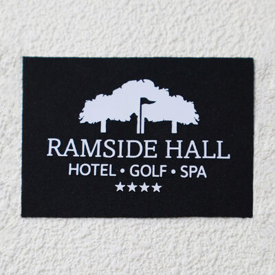 Hoogwaardige platte siliconen overdrachtssticker Duurzame logo tag voor kledingstukken