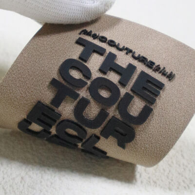 Gefoomd siliconen label op microvezel - The Couture Club Custom Brand Tag